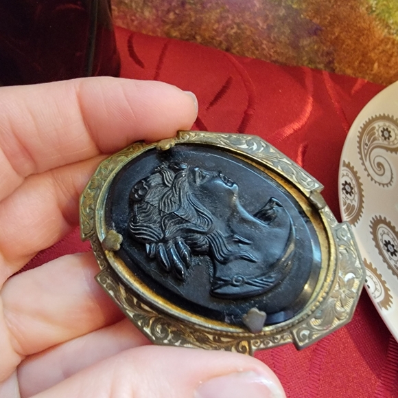 Vintage Victorian Brass Cameo Brooch - Picture 9 of 12